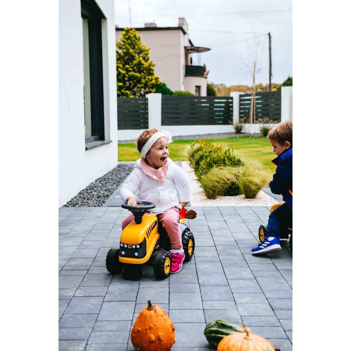 Falk Odstrkovadlo traktor JCB žluté s volantem a valníkem