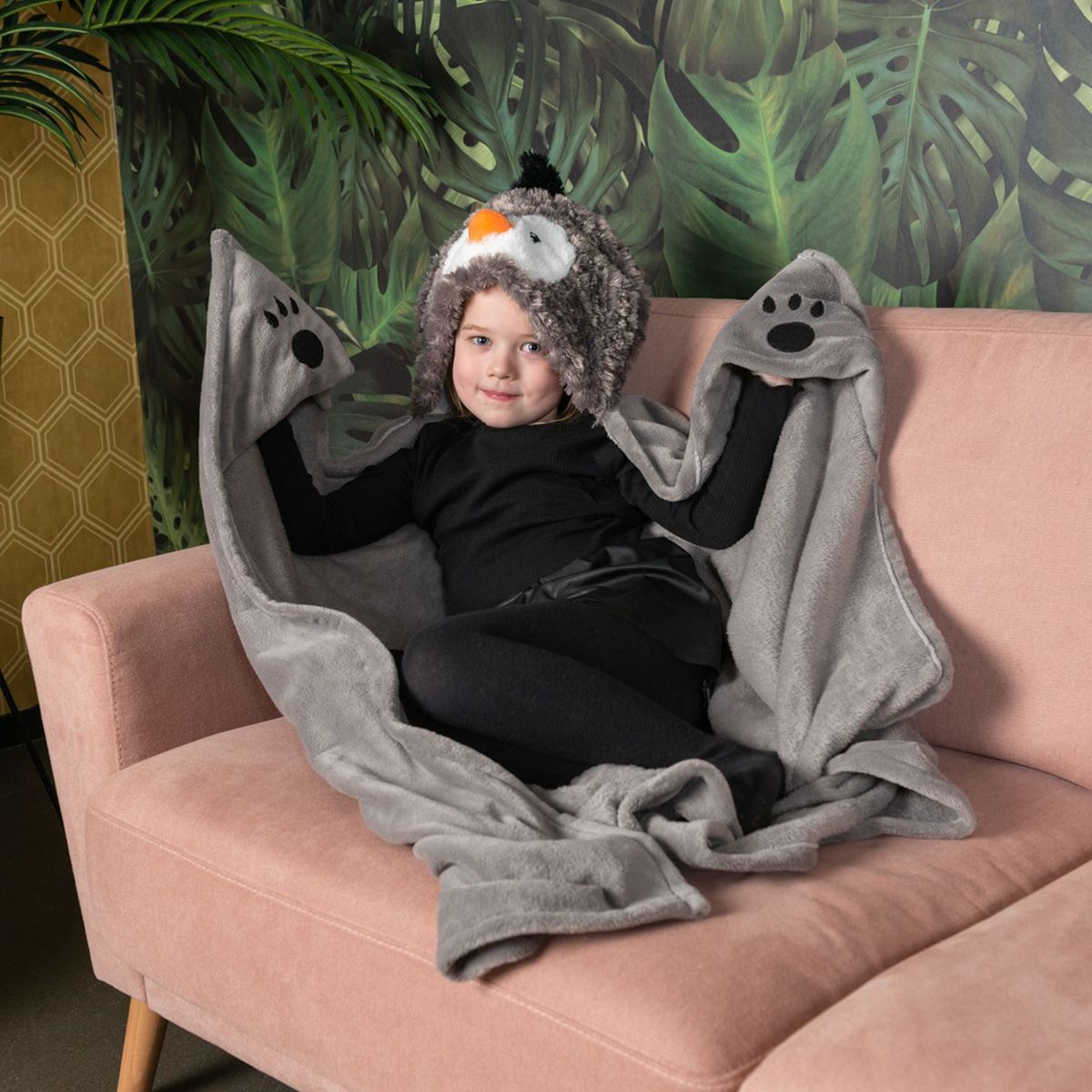 Cozy Noxxiez BL813 Tučnák hřejivá deka s kapucí se zvířátkem a tlapkovými kapsami 130 x 100 cm