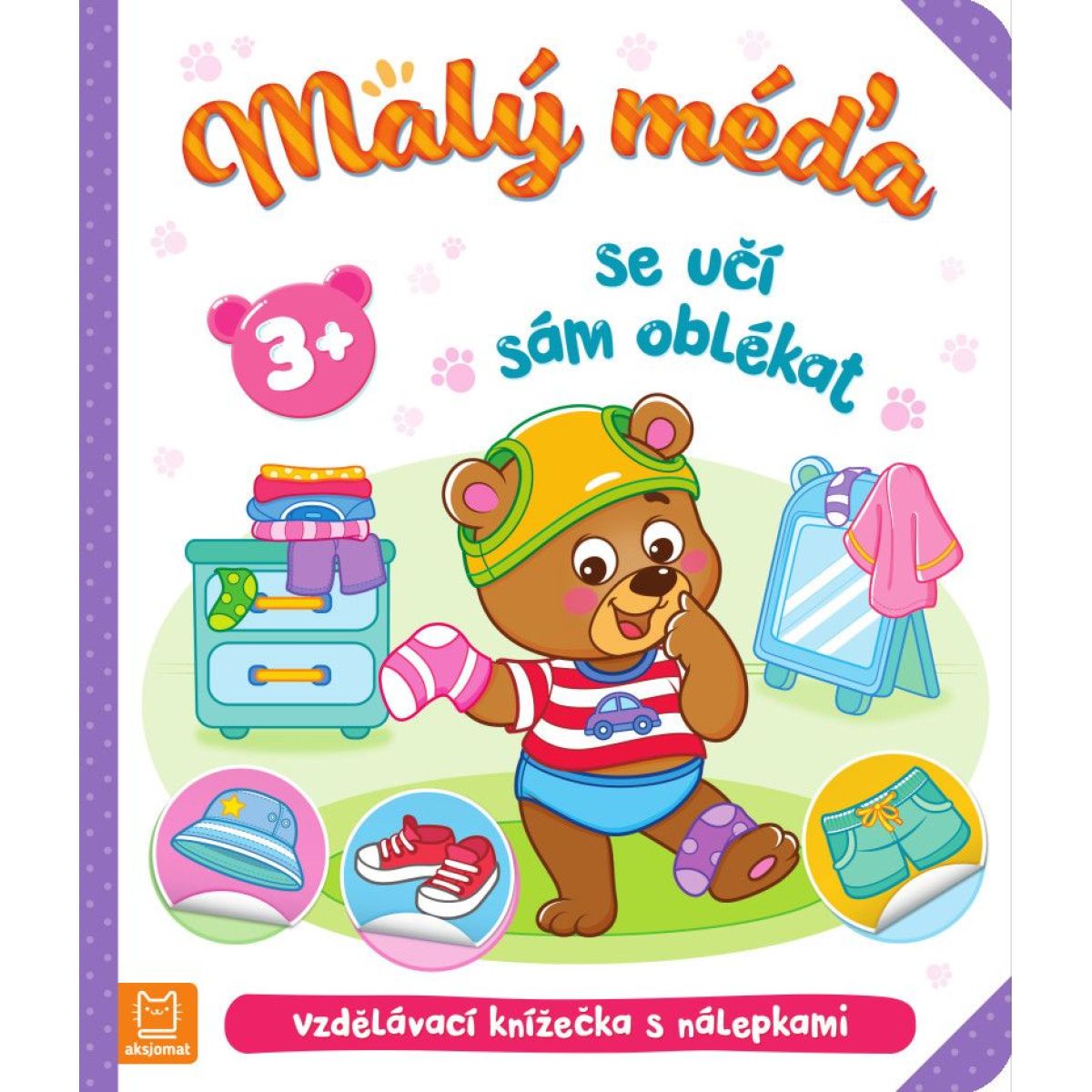 Malý méďa se učí sám oblékat