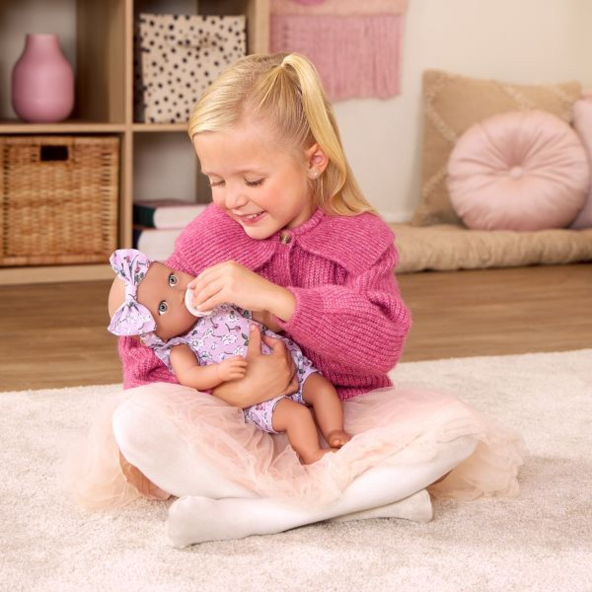 LullaBaby Panenka 35 cm v overalu s čelenkou Floral Lila