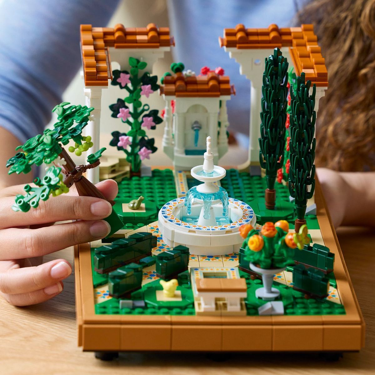 LEGO® Icons 10359 Zahrada s fontánou - Poškozený obal