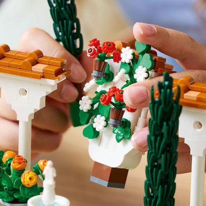 LEGO® Icons 10359 Zahrada s fontánou - Poškozený obal