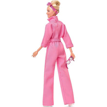 Barbie v růžovém kalhotovém filmovém overalu
