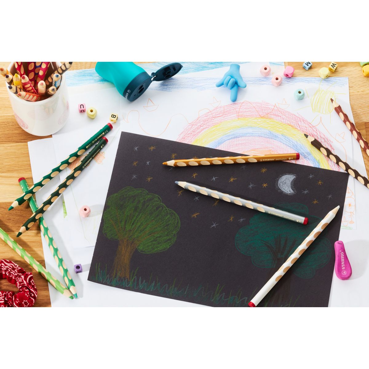 Ergonomické pastelky pro praváky - STABILO EASYcolors sada 12 ks s ořezávátkem