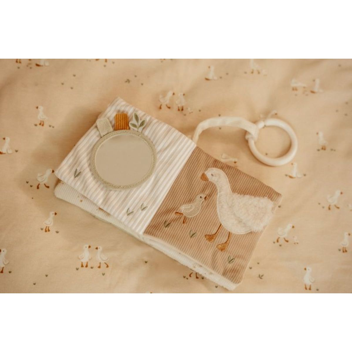 Little Dutch Závěsná textilní knížka s aktivitami Newborn Naturals