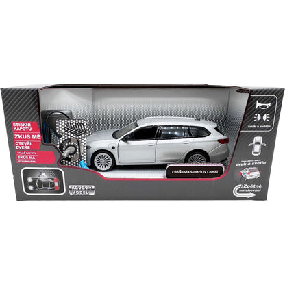 Sparkys 1:35 Škoda Superb IV Combi Stříbrně šedá + nabíjecí stanice
