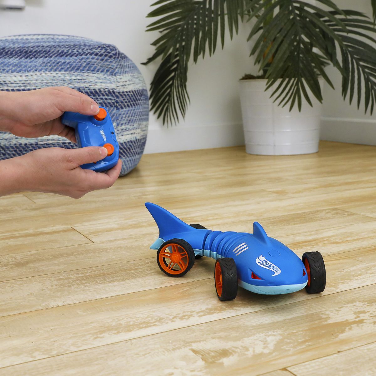 Hot Wheels RC Shark Speeder 1 : 15
