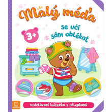 Malý méďa se učí sám oblékat