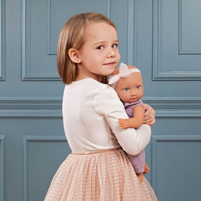 LullaBaby Panenka 35 cm v overalu s čelenkou Lila