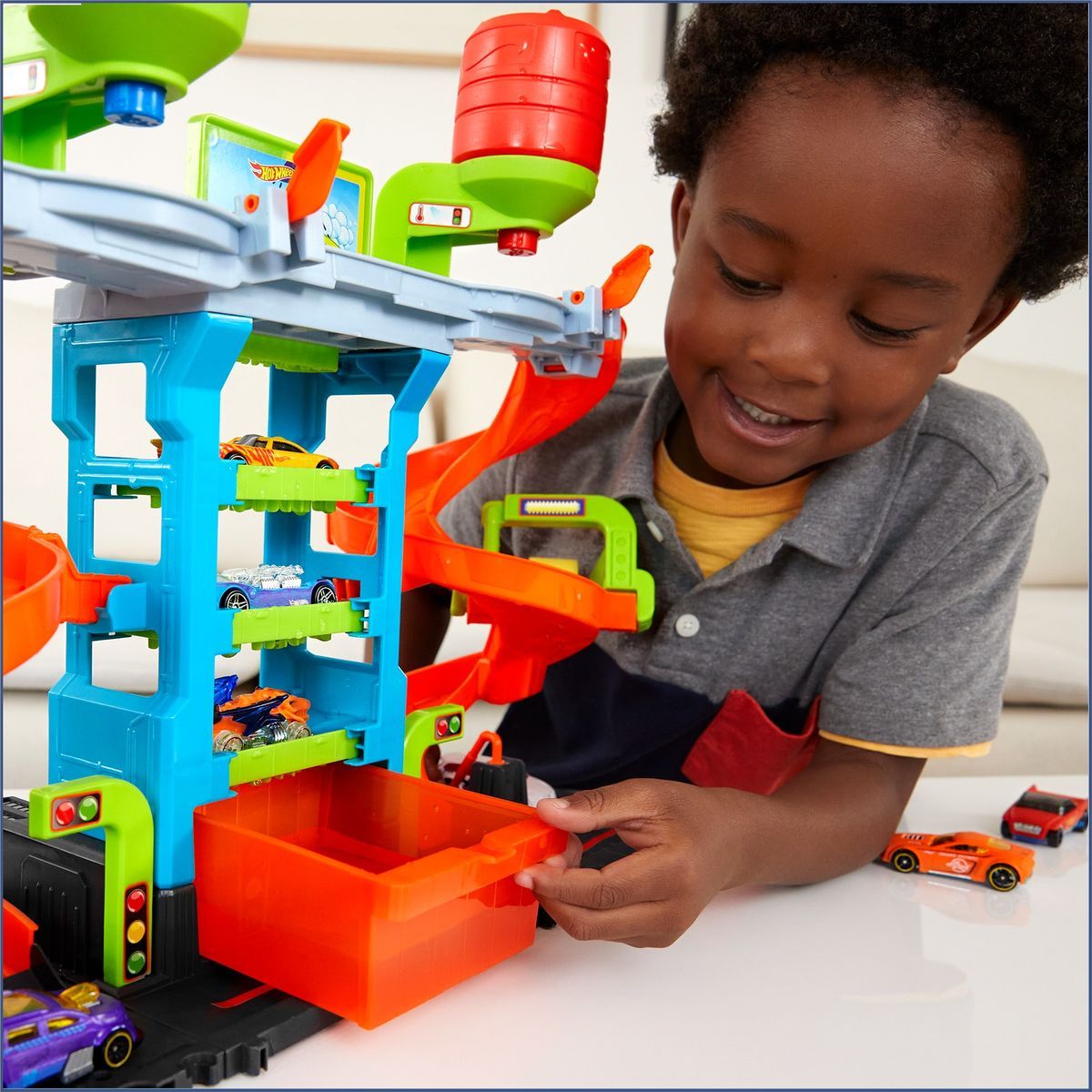 Hot Wheels City Color Shifters automyčka se spirálou