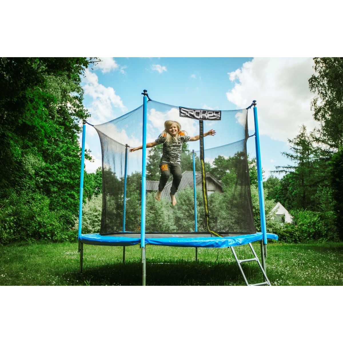 Spokey Jumper Trampolína černo-modrá, průměr 244 cm s ochrannou sítí a žebříkem