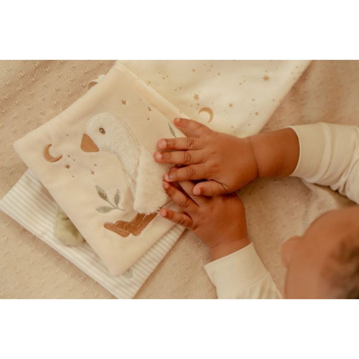 Little Dutch Textilní knížka s aktivitami Newborn Naturals