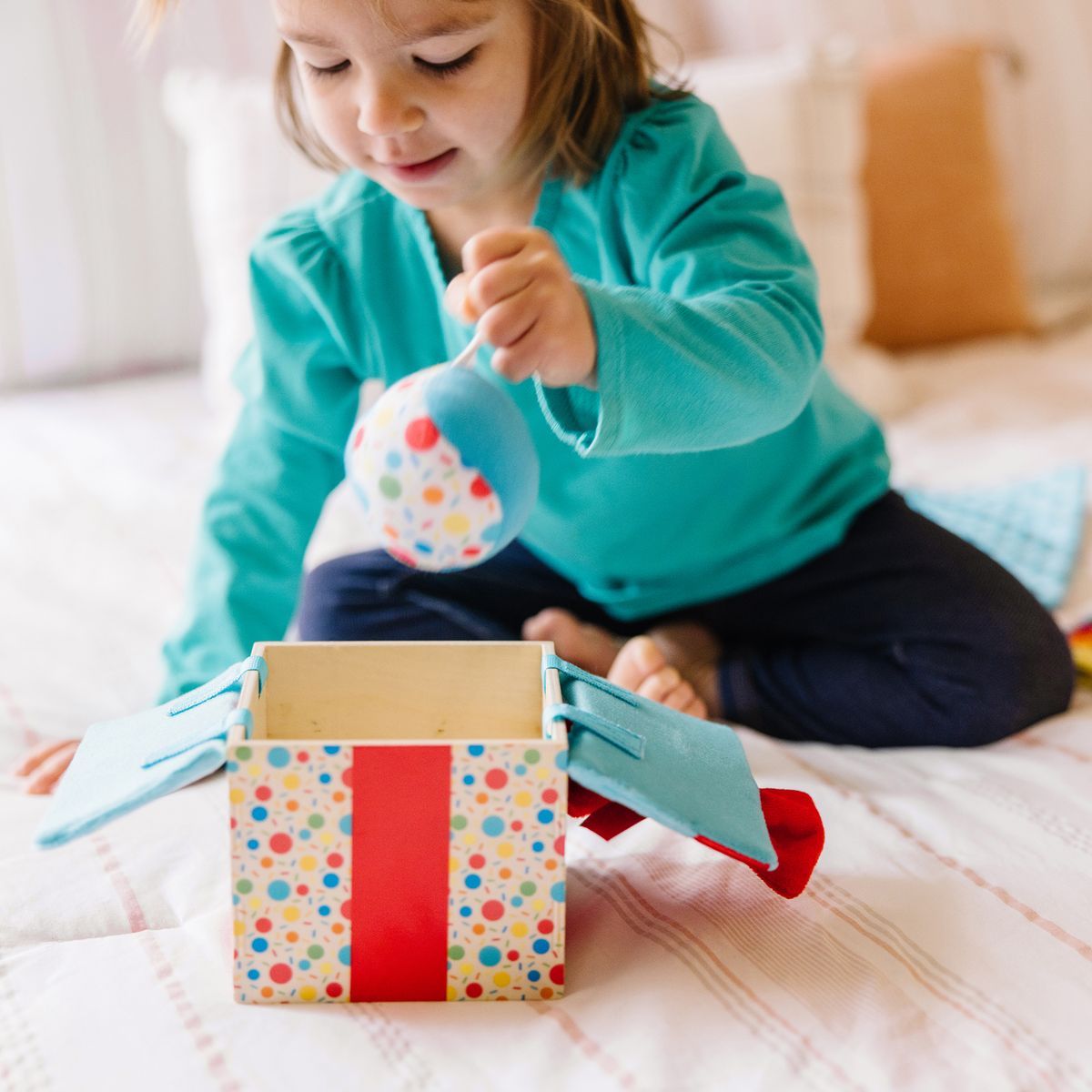 Melissa & Doug Dřevěná dárková krabička s překvapením