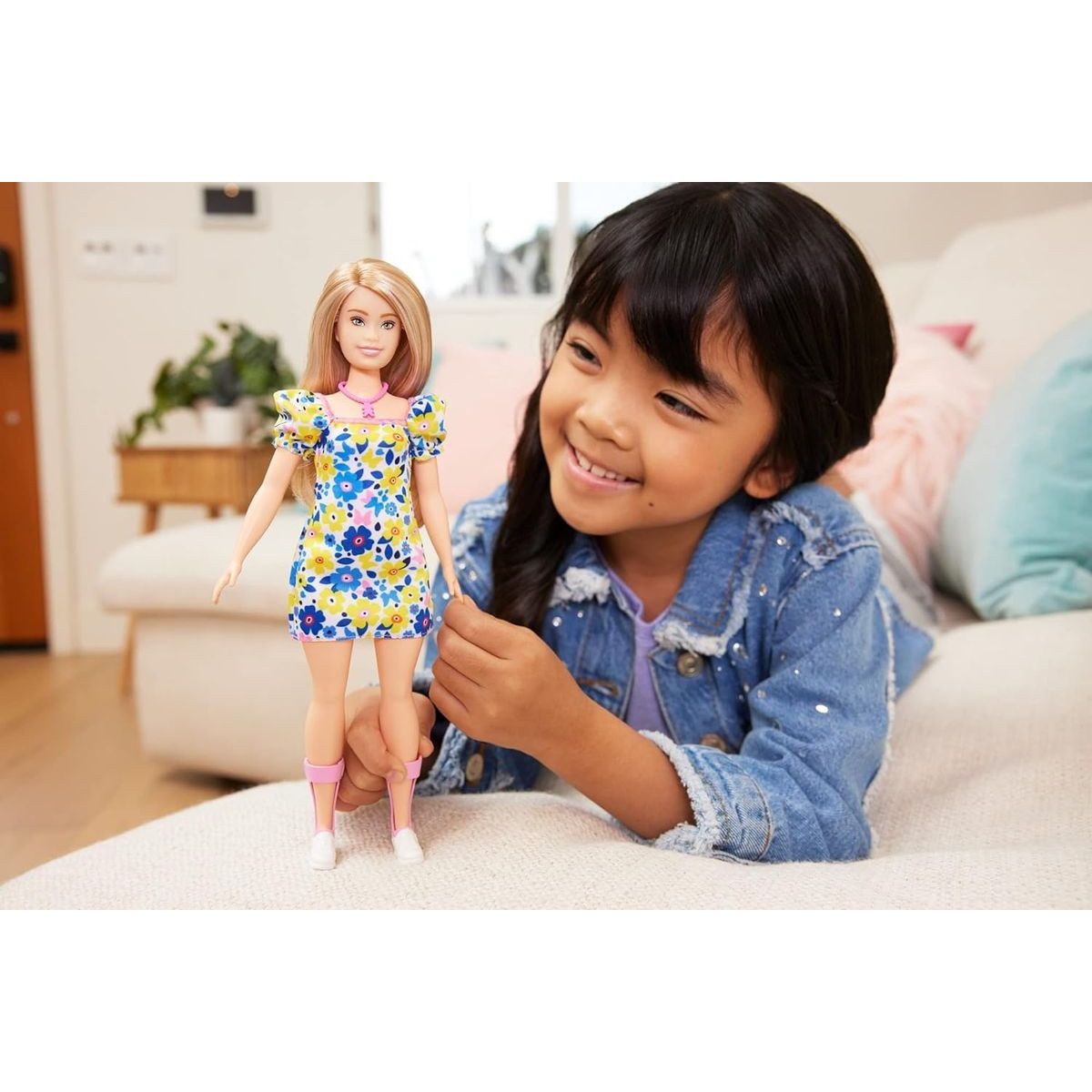 Mattel Barbie modelka šaty s modrými a žlutými květinami