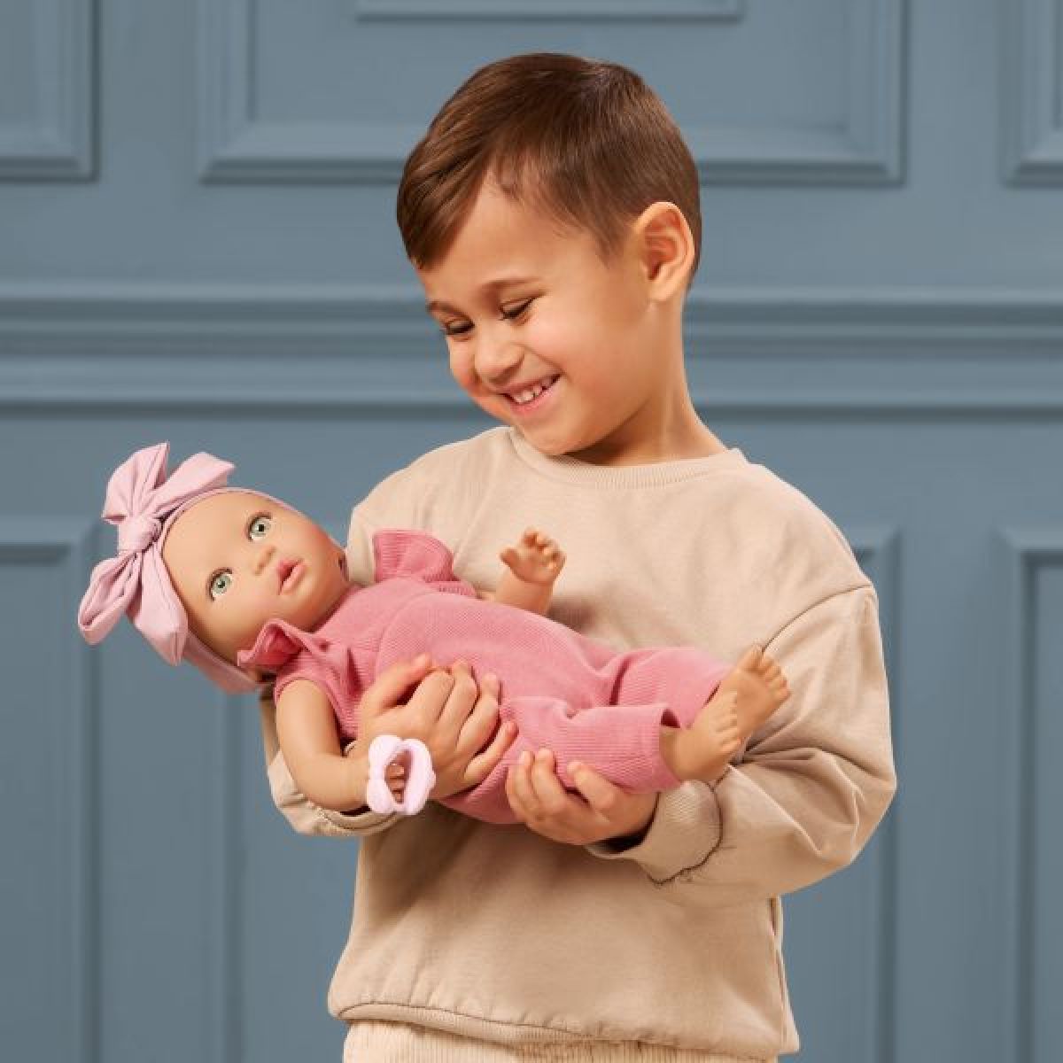 LullaBaby Panenka 35 cm v overalu s čelenkou Pink II