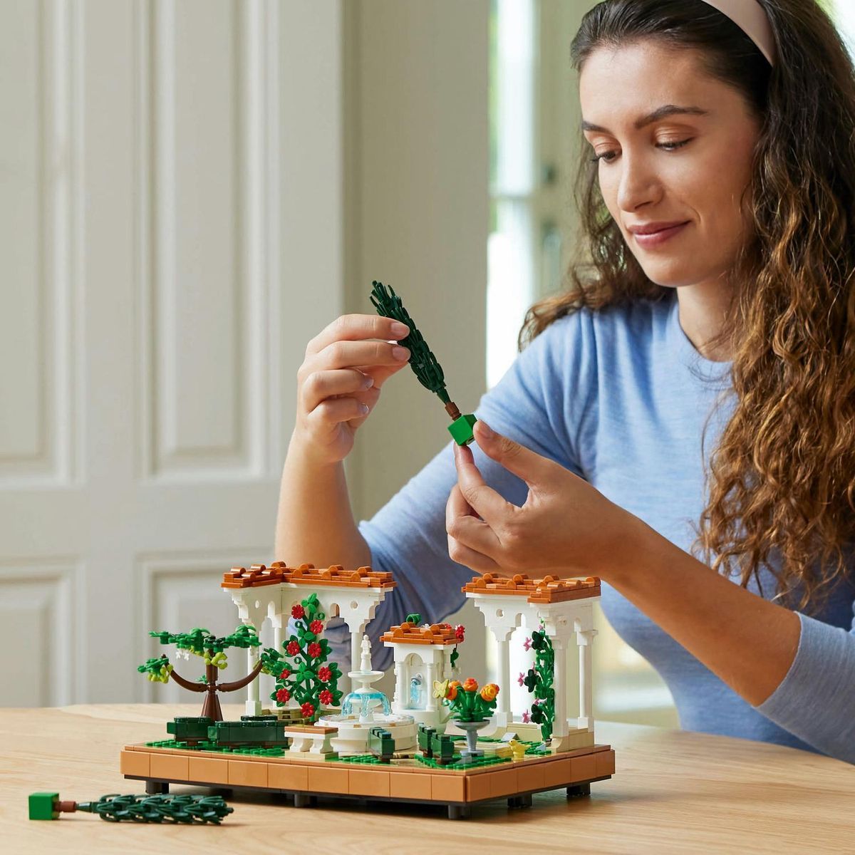 LEGO® Icons 10359 Zahrada s fontánou - Poškozený obal