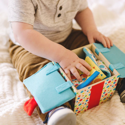 Melissa & Doug Dřevěná dárková krabička s překvapením