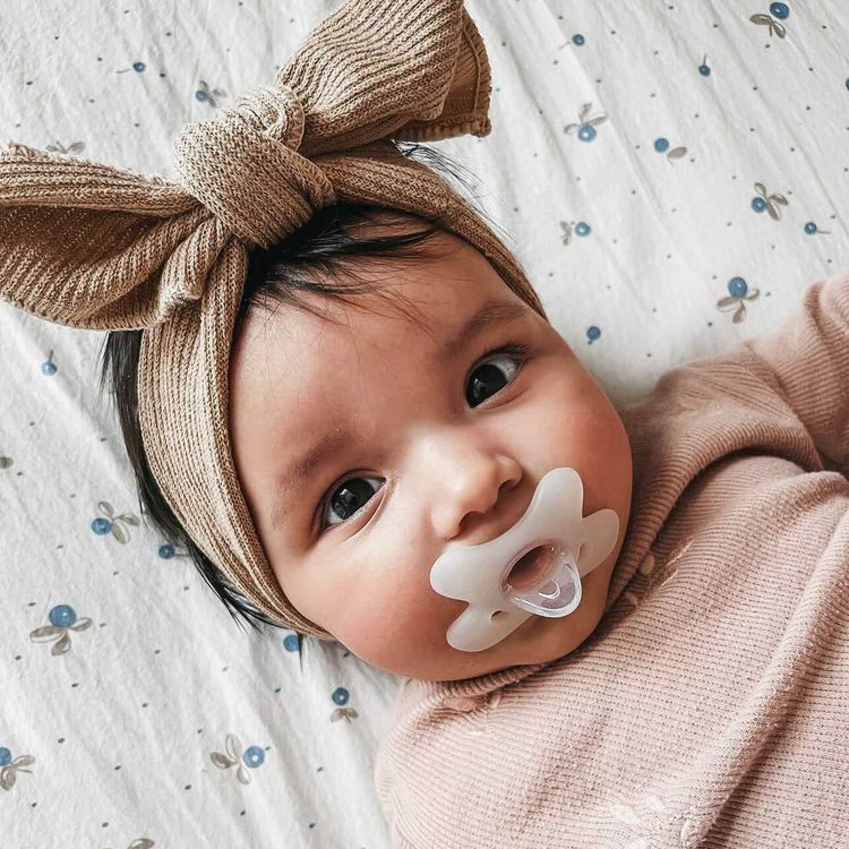Canpol babies Dudlík  silikonový symetrický 6-12m 1 ks bílý