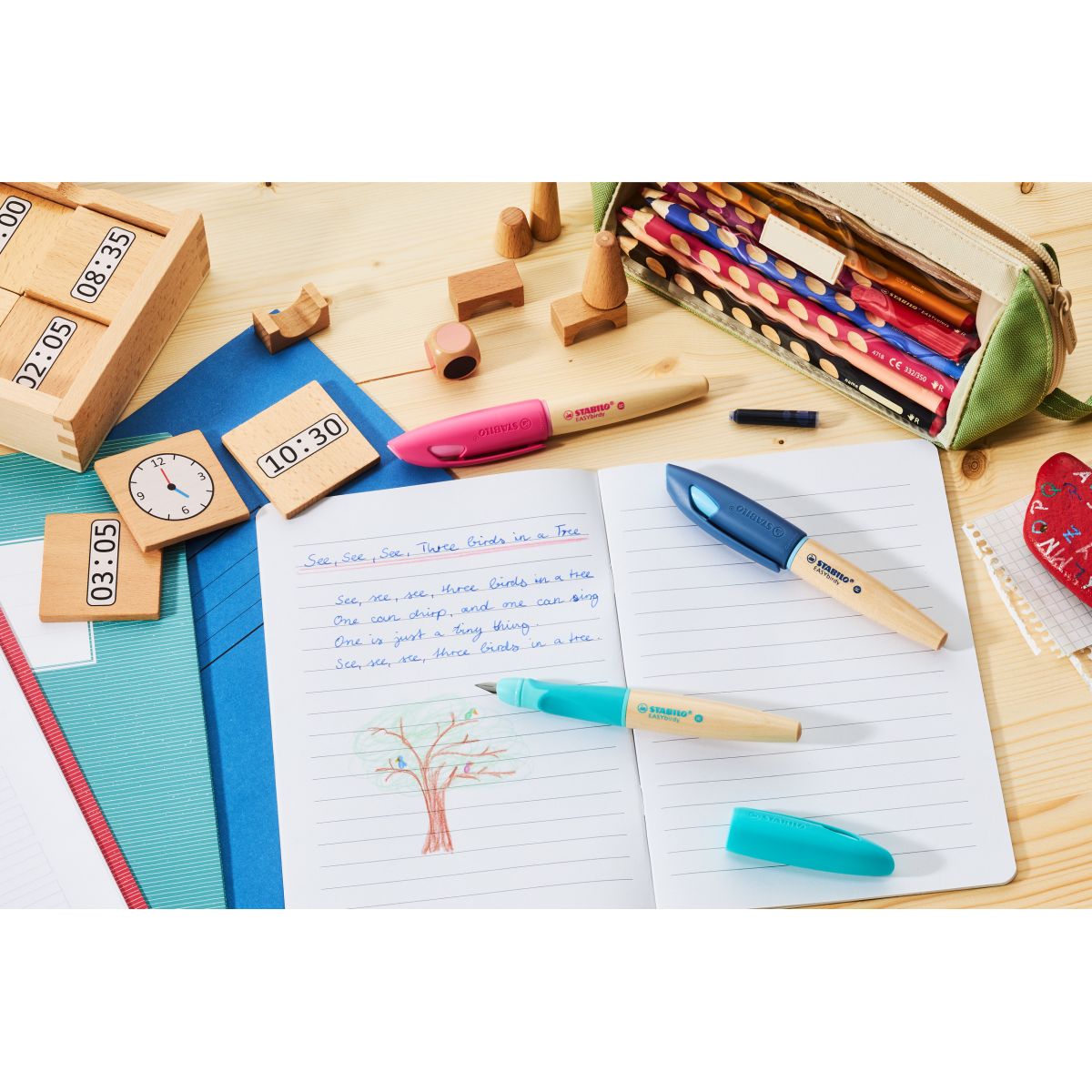 Ergonomické plnicí pero pro praváky - STABILO EASYbirdy Timber modrá vč. bombičky
