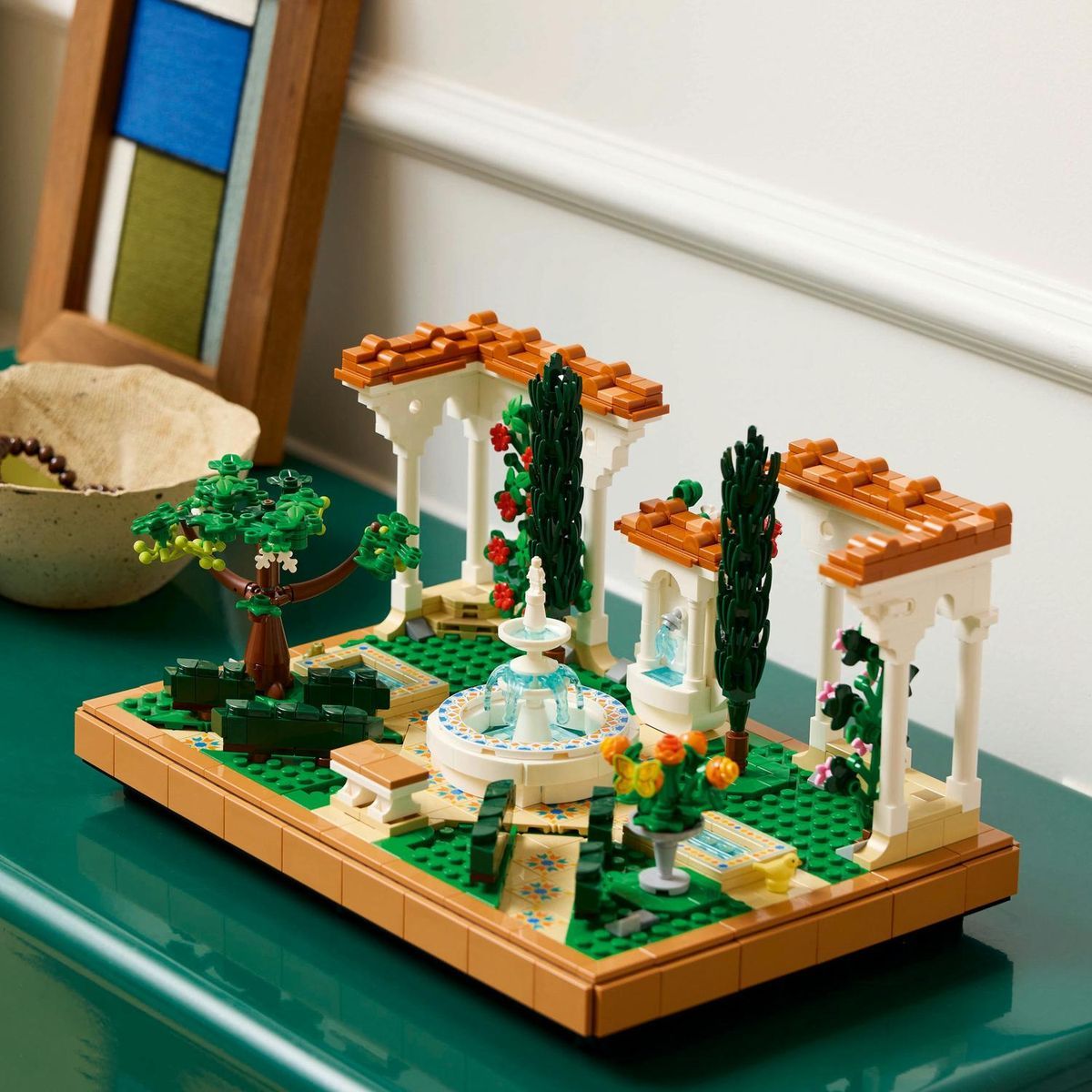 LEGO® Icons 10359 Zahrada s fontánou - Poškozený obal