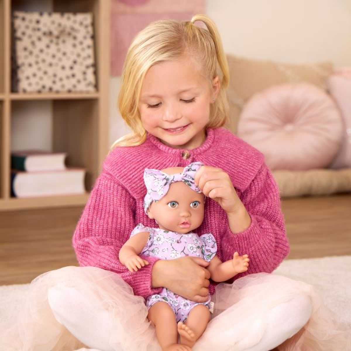 LullaBaby Panenka 35 cm v overalu s čelenkou Floral Lila
