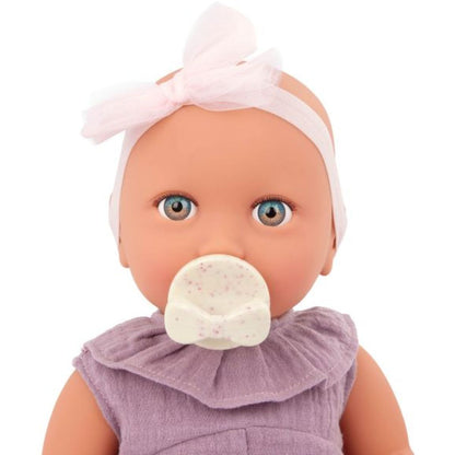 LullaBaby Panenka 35 cm v overalu s čelenkou Lila