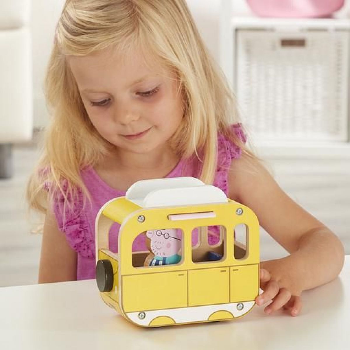 Peppa Pig dřevěný karavan a figurka Tatínek