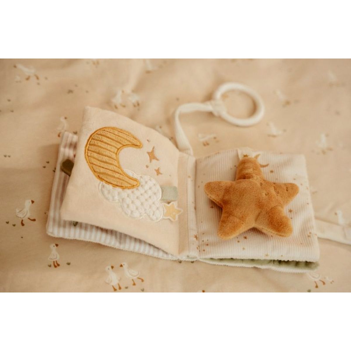 Little Dutch Závěsná textilní knížka s aktivitami Newborn Naturals
