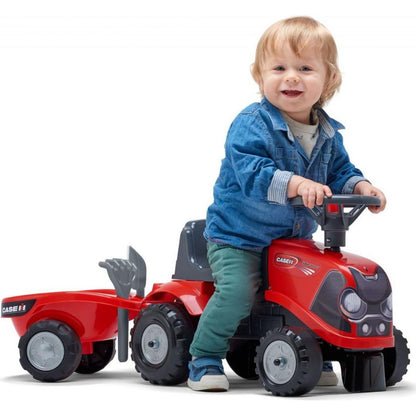 Falk Odstrkovadlo traktor Baby Case IH červený s vlečkou, lopatkou a hrabičkami