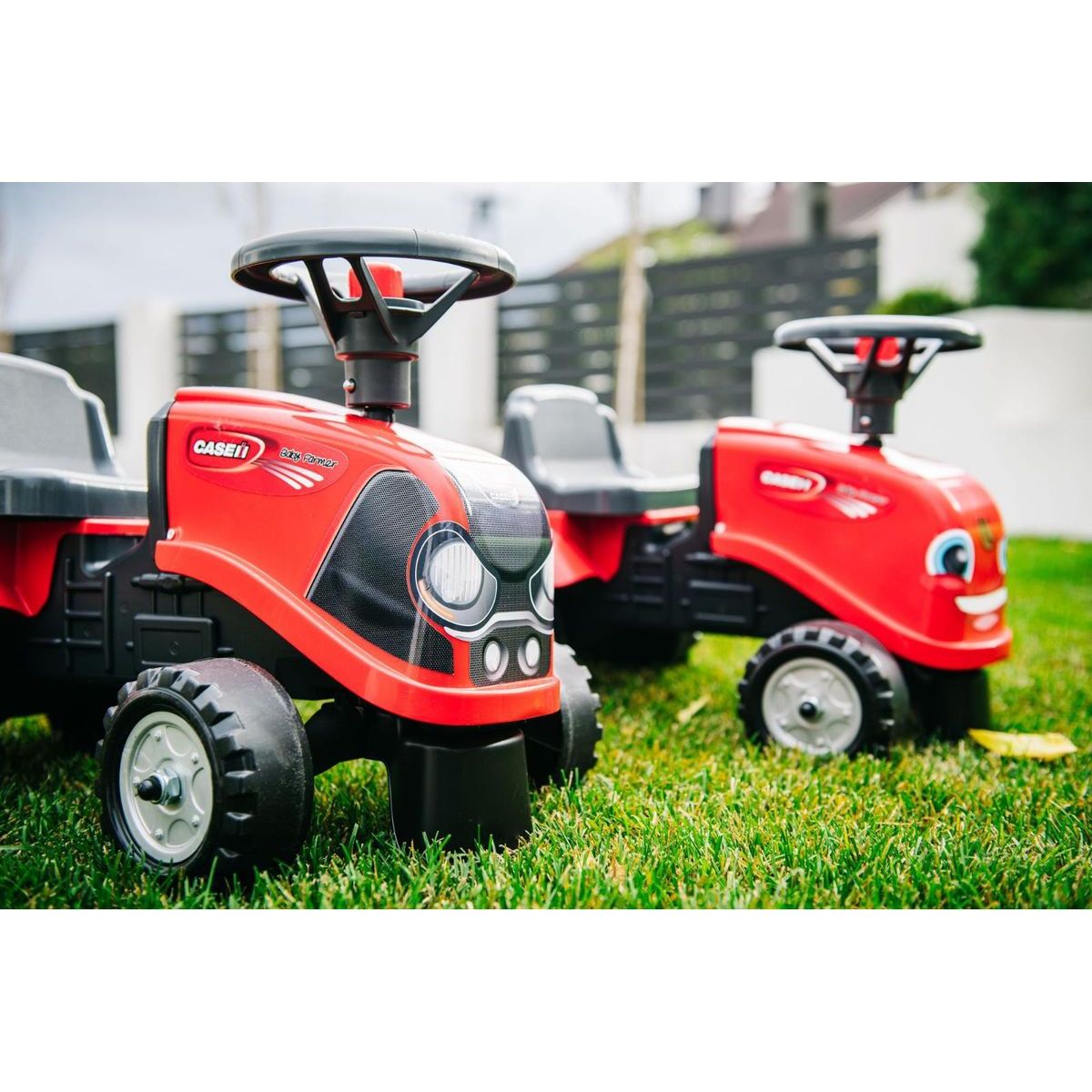 Falk Odstrkovadlo traktor Baby Case IH červený s vlečkou, lopatkou a hrabičkami