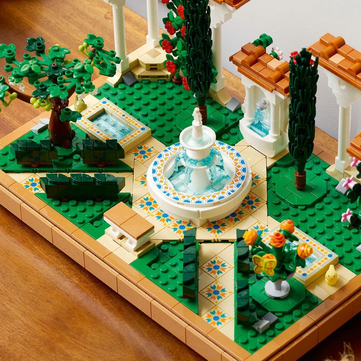LEGO® Icons 10359 Zahrada s fontánou - Poškozený obal