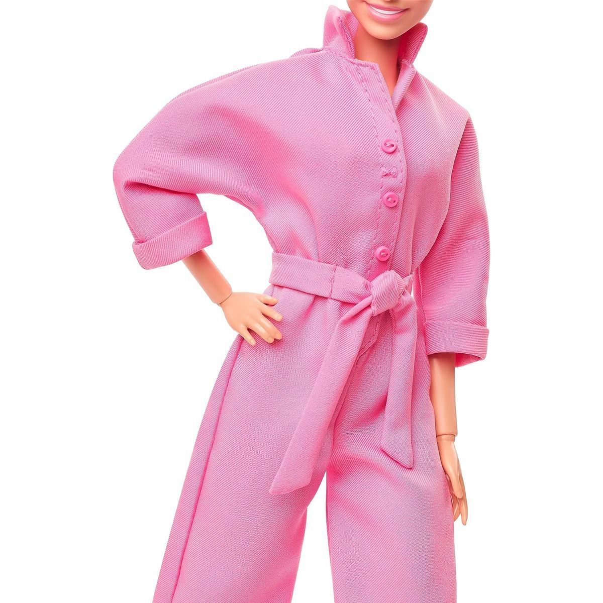 Barbie v růžovém kalhotovém filmovém overalu