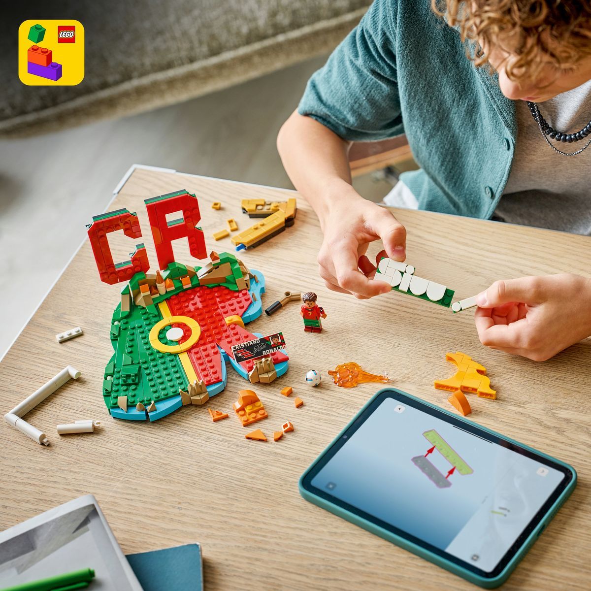 LEGO® Editions 43012 Cristiano Ronaldo - Hvězdné momenty fotbalu