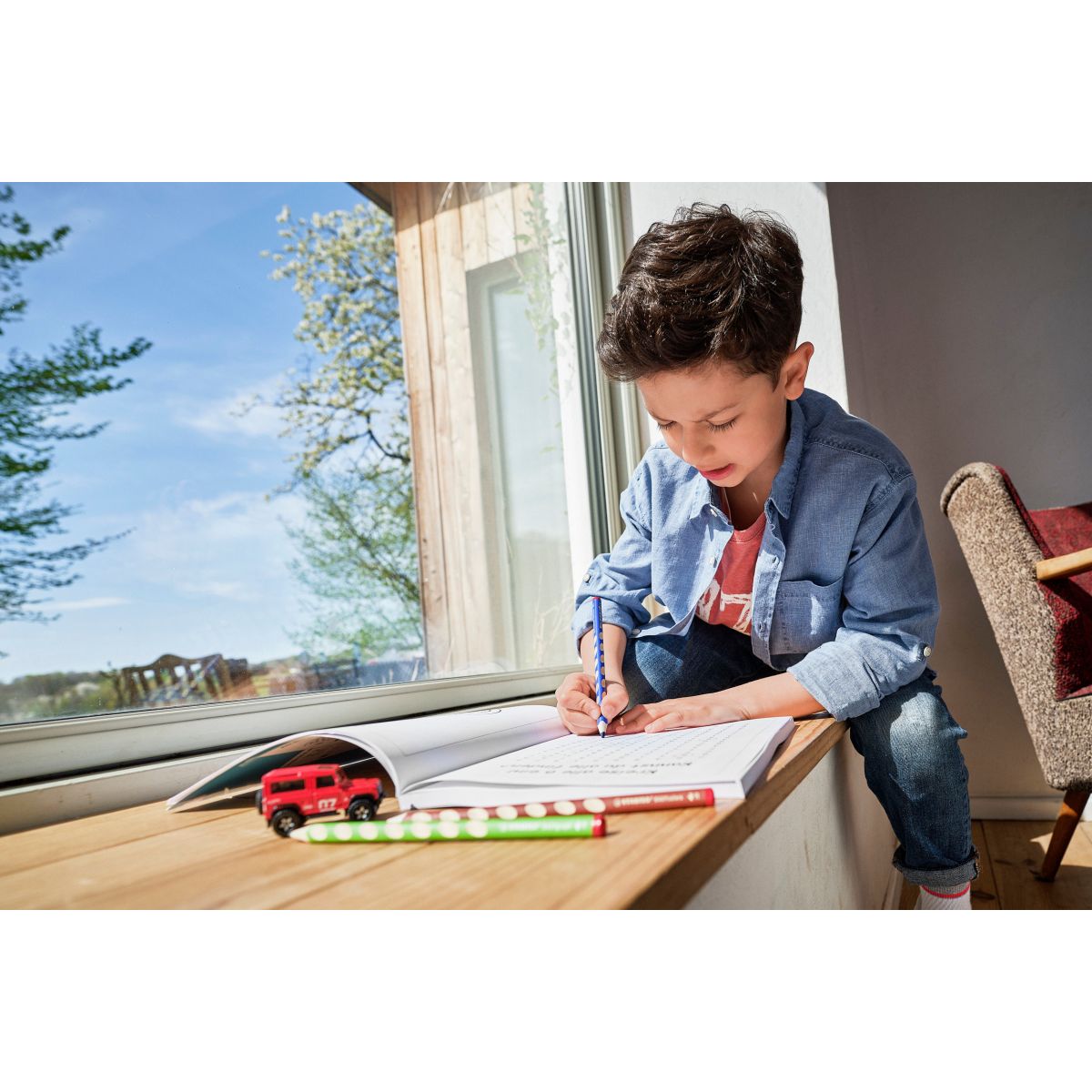 Ergonomické pastelky pro praváky - STABILO EASYcolors sada 12 ks s ořezávátkem