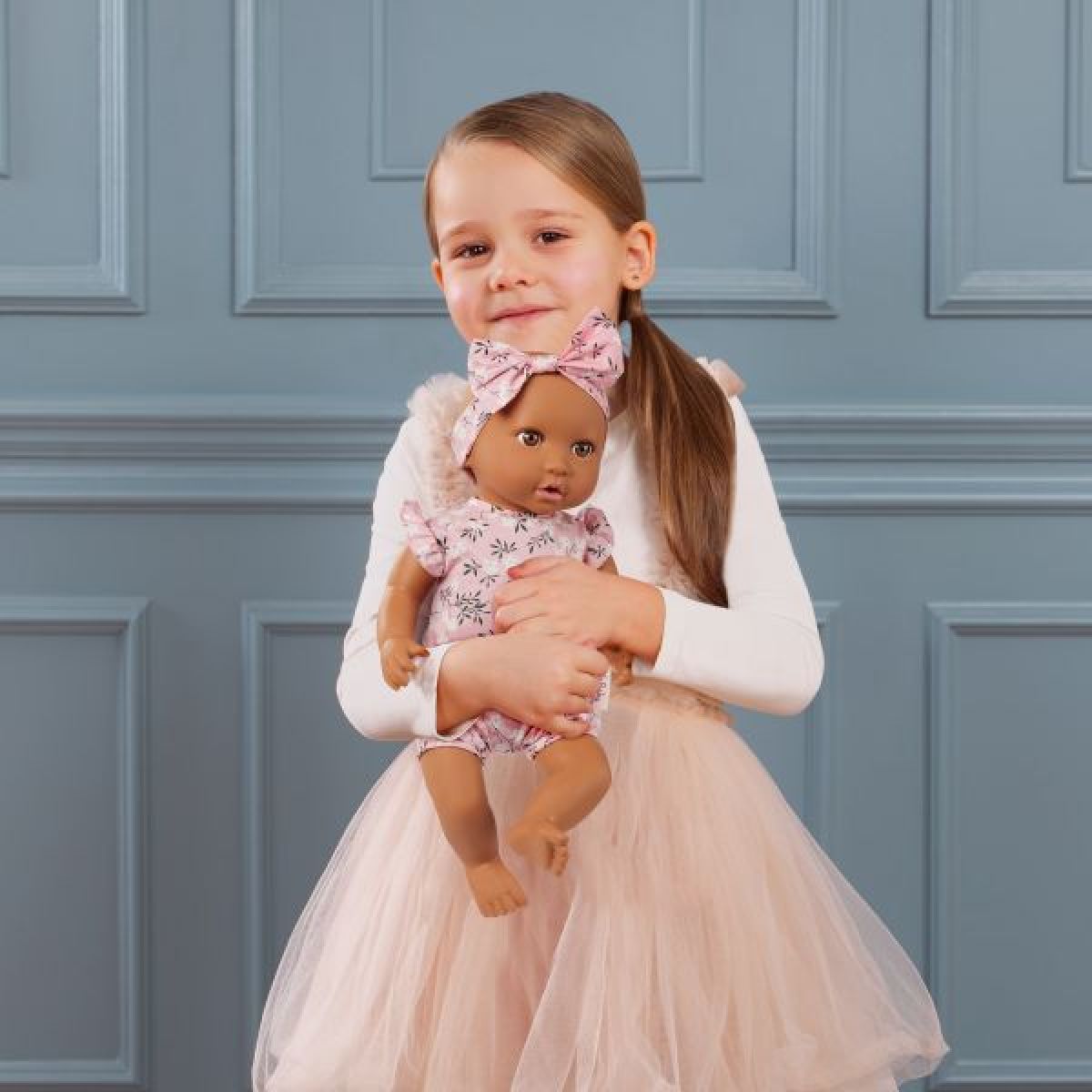 LullaBaby Panenka 35 cm v overalu s čelenkou Floral Pink