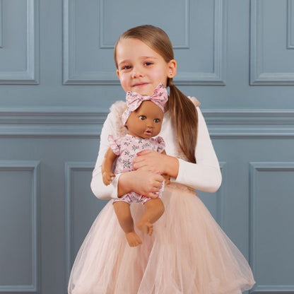 LullaBaby Panenka 35 cm v overalu s čelenkou Floral Pink