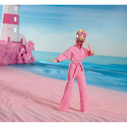 Barbie v růžovém kalhotovém filmovém overalu