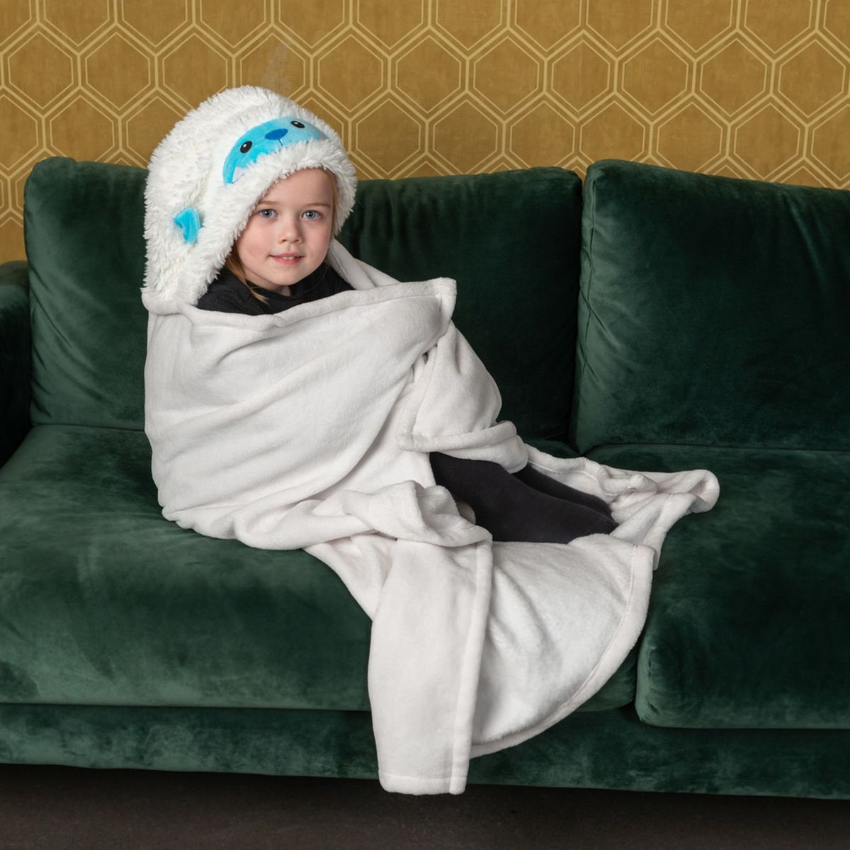 Cozy Noxxiez BL821 Yetti hřejivá deka s kapucí se zvířátkem a tlapkovými kapsami 130 x 100 cm