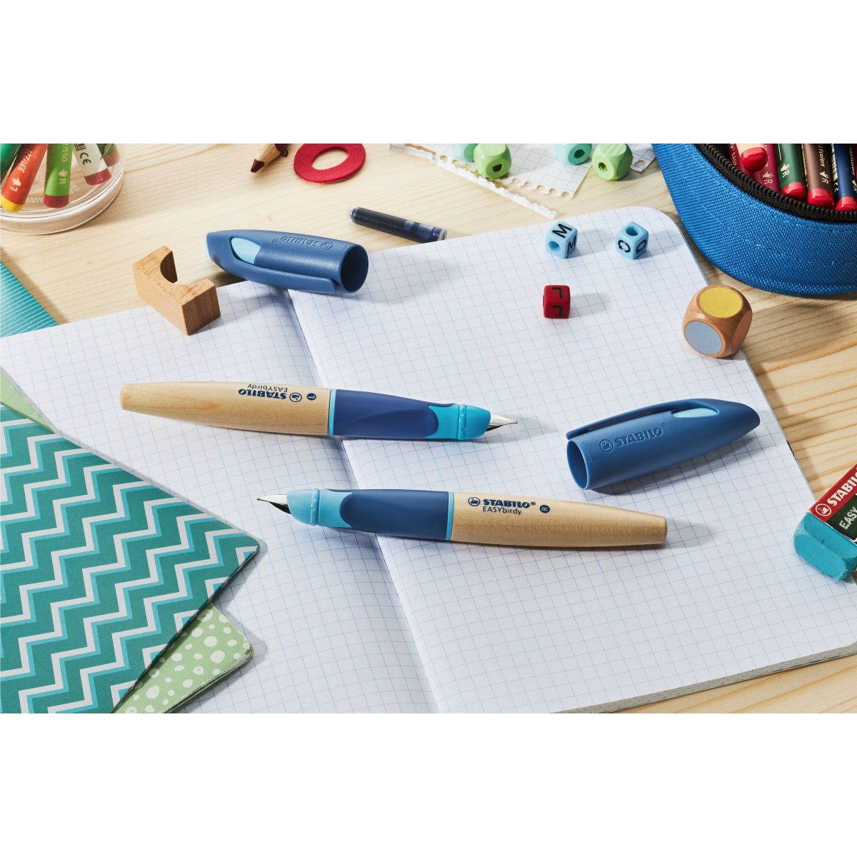 Ergonomické plnicí pero pro leváky - STABILO EASYbirdy Timber modrá vč. bombičky
