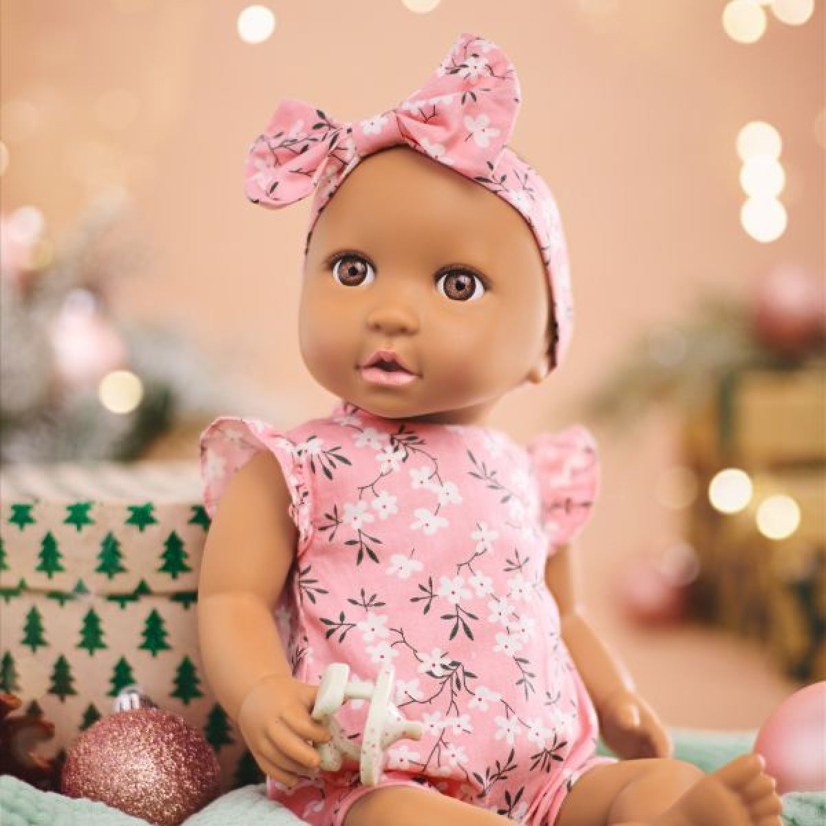 LullaBaby Panenka 35 cm v overalu s čelenkou Floral Pink