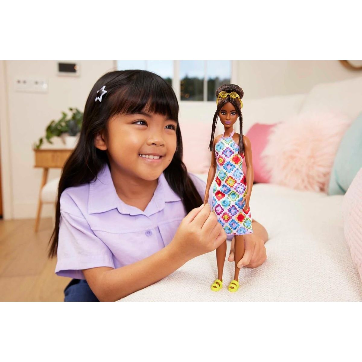 Mattel Barbie modelka barevné háčkované šaty