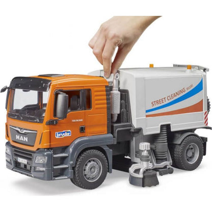 Bruder 3780 MAN TGS čistič ulic 1:16