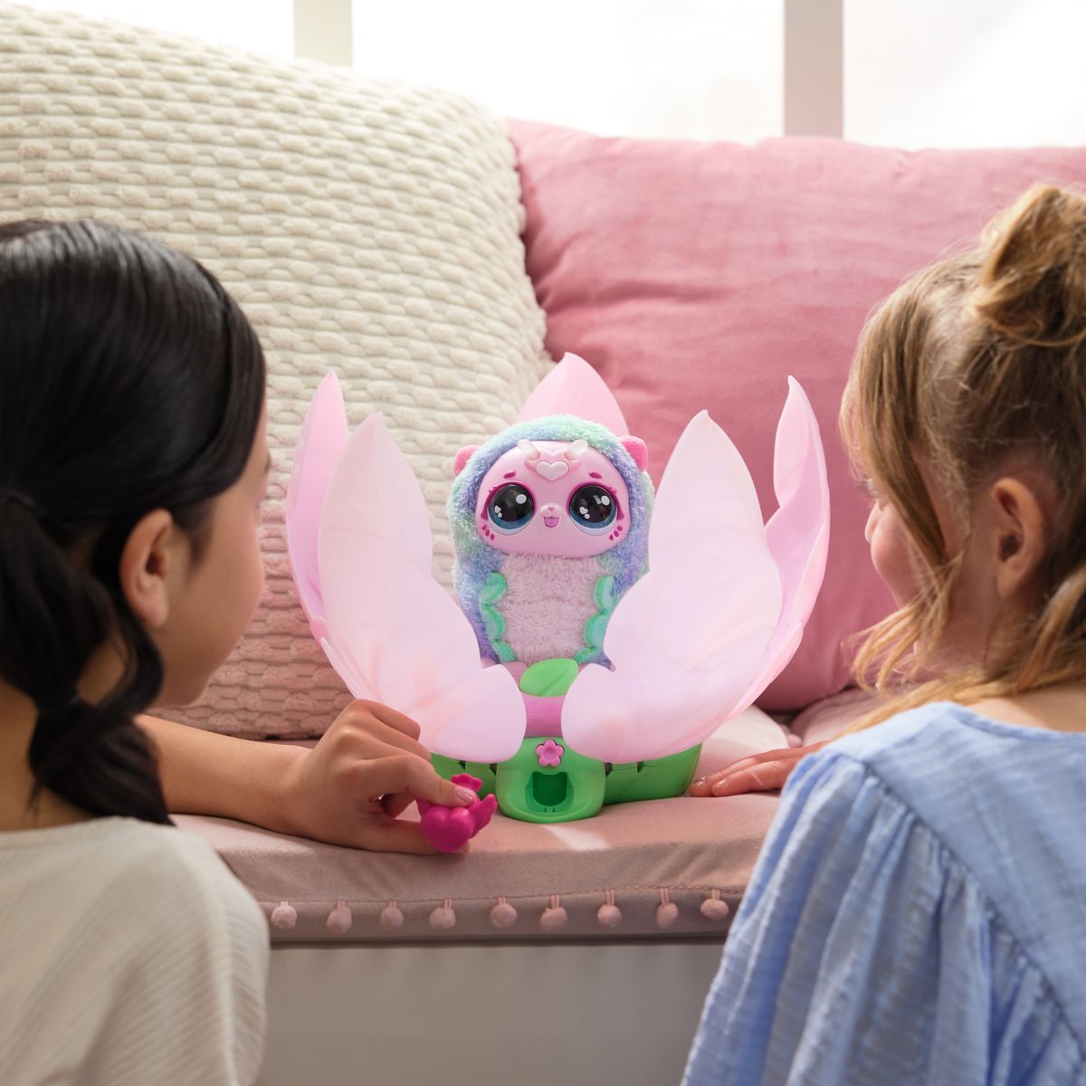 Hatchimals Bloomables poupě s překvapením koťátka