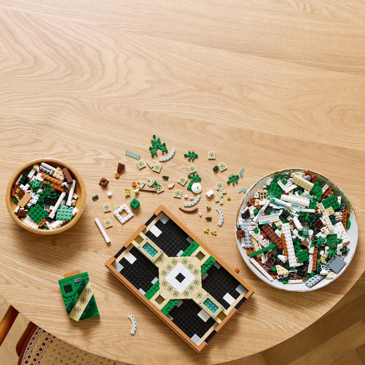LEGO® Icons 10359 Zahrada s fontánou - Poškozený obal