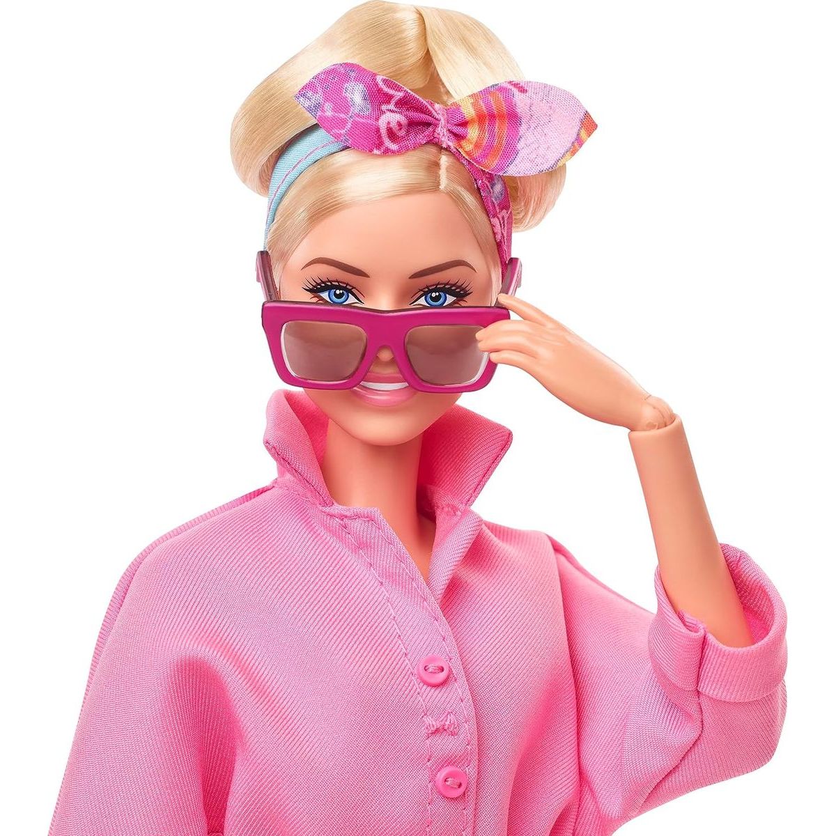 Barbie v růžovém kalhotovém filmovém overalu